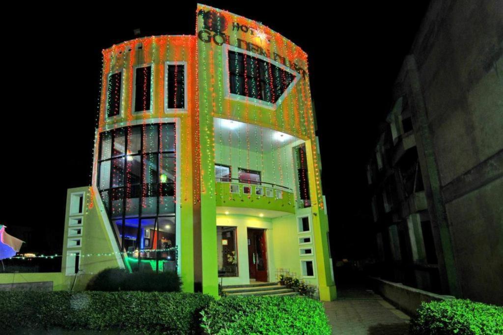 Golden Dust Hotel Puri Luaran gambar